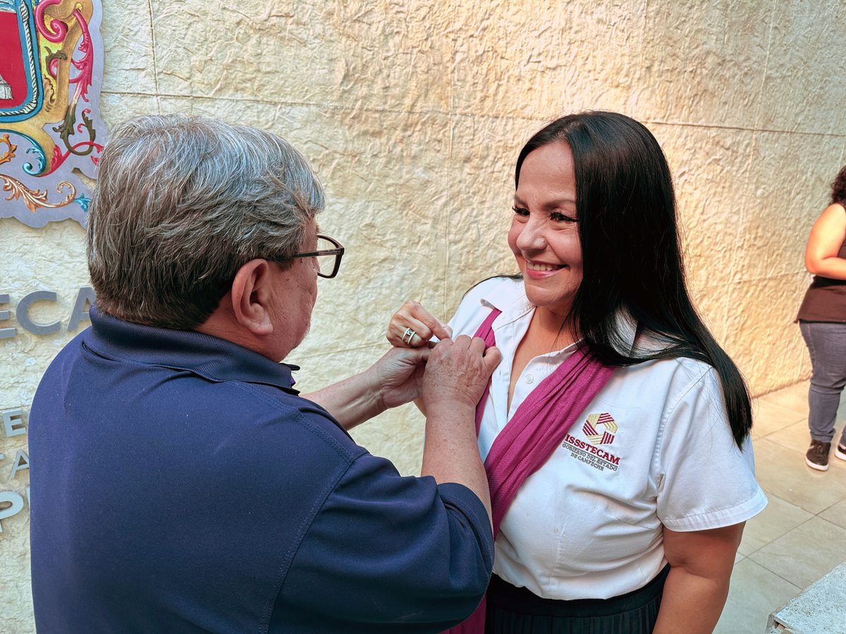Issstecam's tweet image. El Director General del ISSSTECAM, Lic. Manuel Enrique Pino Castilla, junto con la Titular de la Unidad de Igualdad Sustantiva del Instituto, Lic. María Adriana Pinzón Guzmán, colocan lazos morados al personal como parte de las acciones de sensibilización impulsadas.