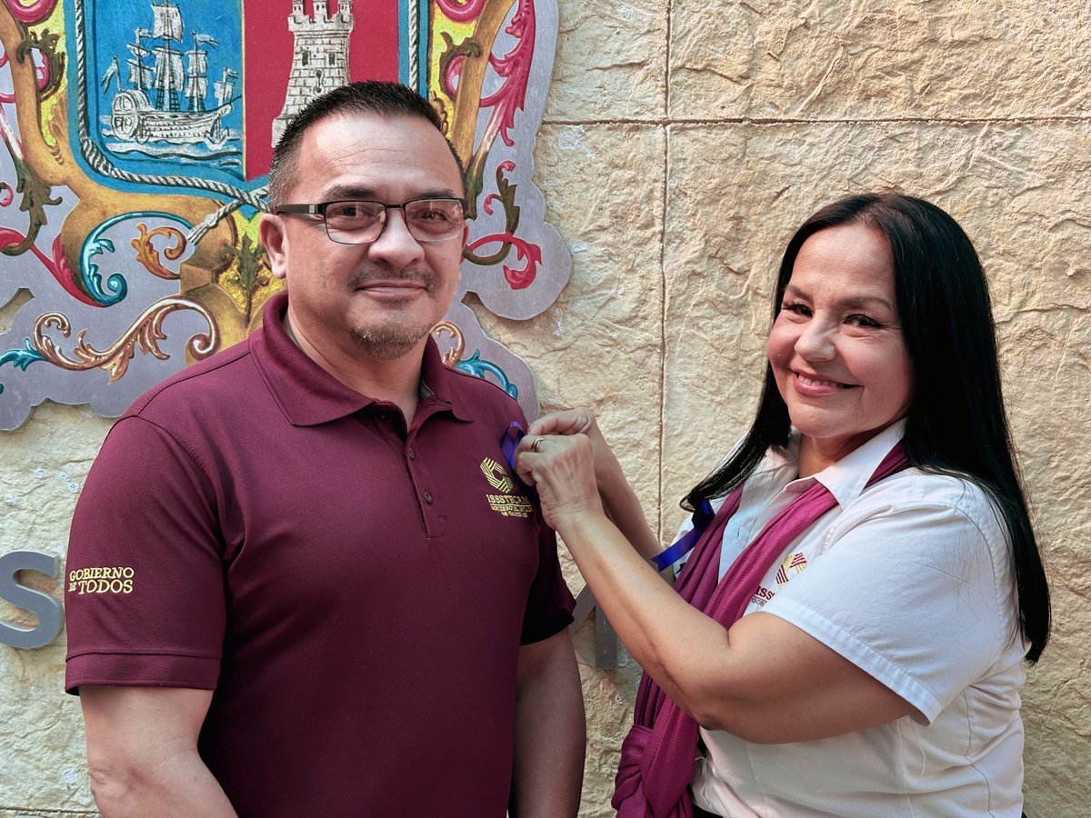 Issstecam's tweet image. El Director General del ISSSTECAM, Lic. Manuel Enrique Pino Castilla, junto con la Titular de la Unidad de Igualdad Sustantiva del Instituto, Lic. María Adriana Pinzón Guzmán, colocan lazos morados al personal como parte de las acciones de sensibilización impulsadas.