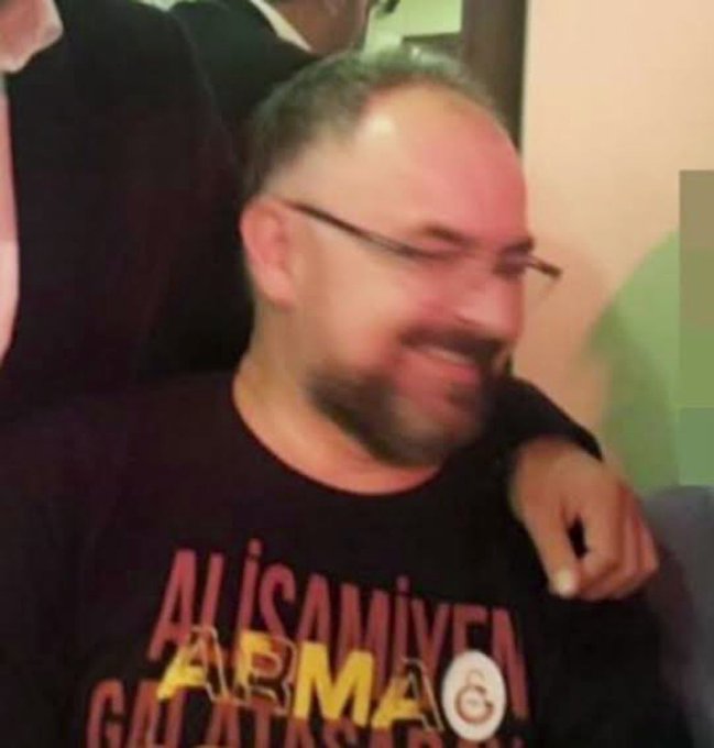 ufukndr82's tweet image. GS sevdasından bir türlü vazgeçemeyen PFDK Başkanı Celal bu. Ulan madem böyle sevdalısın o makamda işin ne? Git sevdanı ultrakedilerin içinde yaşa..

#İlkayınCezasıNeredeTFF