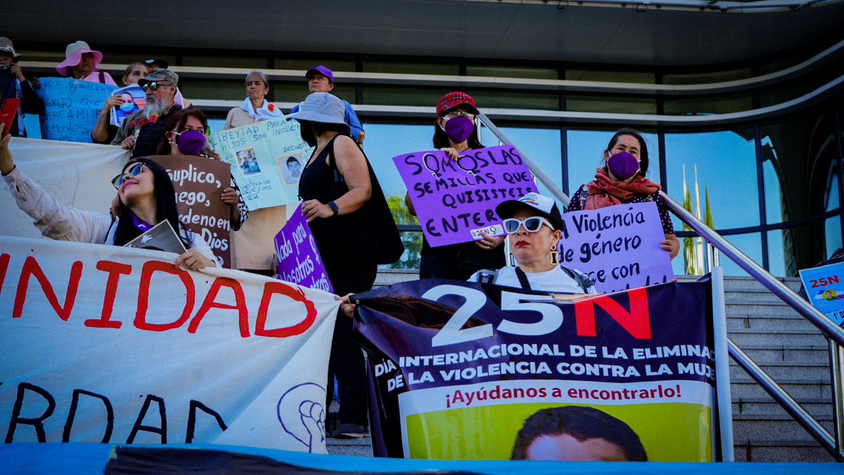 arpassv's tweet image. #25N| El @Bloque_RP y la Resistencia Feminista denunciaron que la violencia contra las mujeres en El Salvador se profundiza bajo un Estado que militariza la seguridad, desmantela políticas públicas y normaliza detenciones arbitrarias, torturas y violencia sexual.

📷 BRP