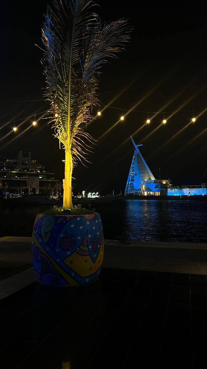 #بهدوء
مع هدوء الليل وسكونه الجميل
تهب نسمات لطيفة تداعب الوجدان
تتراقص الأحاسيس تهفو القلوب لمن تحب
وتحت ضياء القمر تتجلى المشاعر ♥️
#مسويات_هبه 🇱🇧