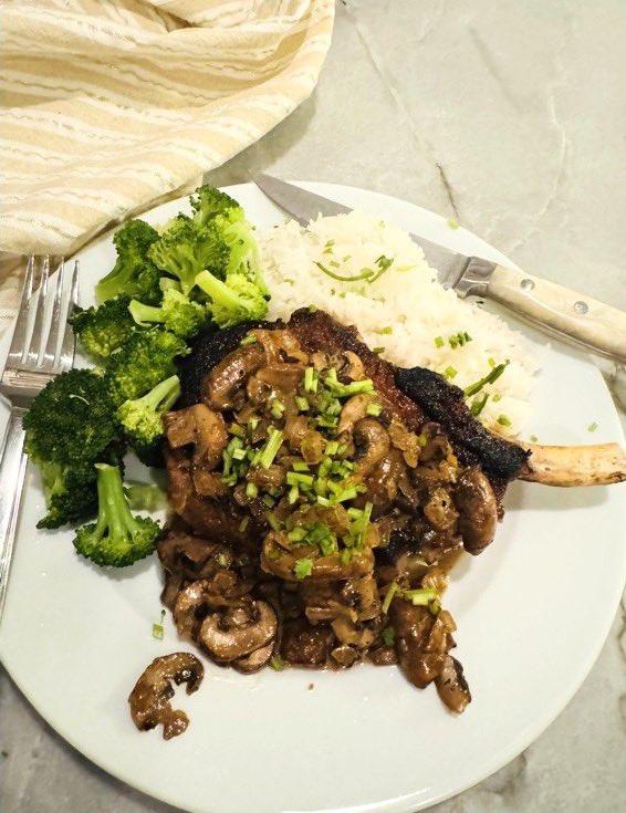 genabellrecipes's tweet image. Smothered Pork Chops - Getting warmed up for the holiday! 

genabell.com/seared-pork-ch…

#recipes #porkchops #mushrooms #skilletmeals