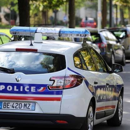 MassiliaZone's tweet image. Leonardo Balerdi raconte une anecdote en explosant de rire :

"Un jour, un VAN de police s'arrête devant ma voiture à Marseille, avec les sirènes qui retentissent.

4 policiers sortent du véhicule, viennent vers moi et commencent à crier et chanter "Allez l’OM" puis repartir.

Je…