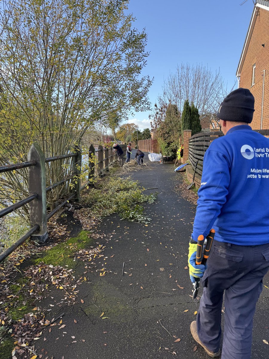 pauldavidtonge's tweet photo. Session 2 on the towpath at Thorne today. The volunteer taskforce have cleared more overhanging branches and reached Dunston’s old dry dock bridge. 

Back next week! 🌿

 @CRTYorkshireNE @CanalRiverTrust https://t.co/jGlusw2rxY
