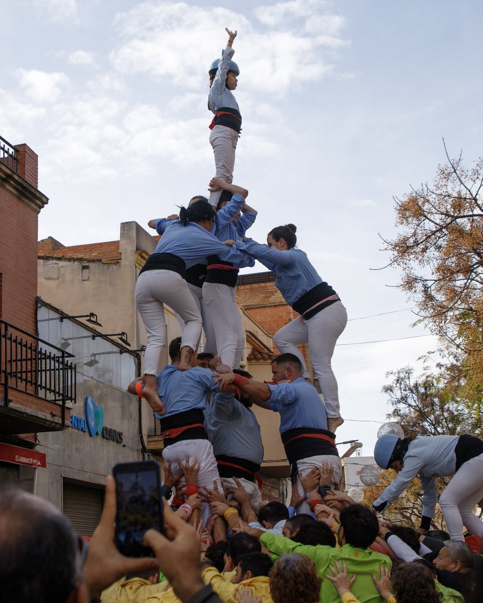 Diumenge vam tenir diada a Viladecans, on vam fer pd4, 3d6a, 4d6a, 4d6 i 2 pd4. 🩵 Enhorabona a tota la colla per la bona feina i el compromís! 💪🏼 Moltes gràcies a <a href="/castellersvila/">Castellers de Viladecans</a>  i <a href="/ElsGrocs/">Els Grocs 💛</a> per l'ajuda a pinyes i el bon ambient a plaça.

📷 Santiago Estruch