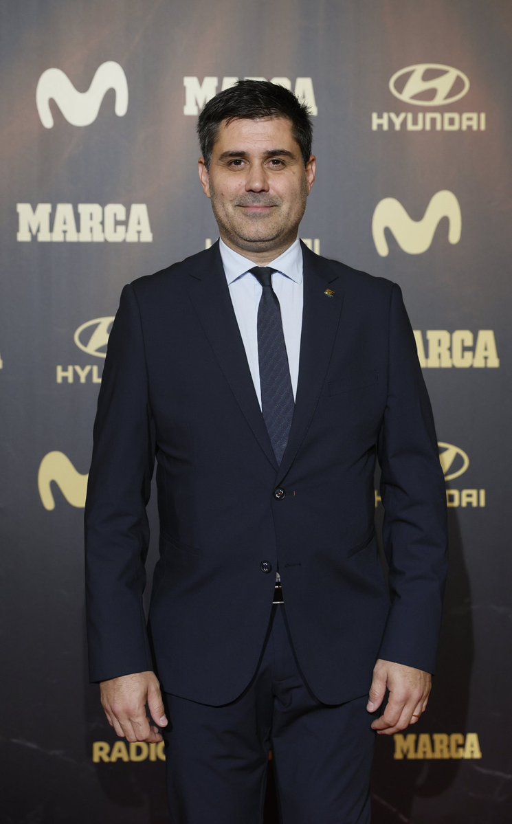 Ayer tuve el honor de entregar el Premio MARCA ADN del Deporte a Vicente del Bosque, Fernando Llorente e Iker Casillas.

Tres referentes, tres compañeros y parte fundamental de los mayores éxitos del fútbol masculino español ⚽.

Es un orgullo coincidir con ellos y reconocer todo