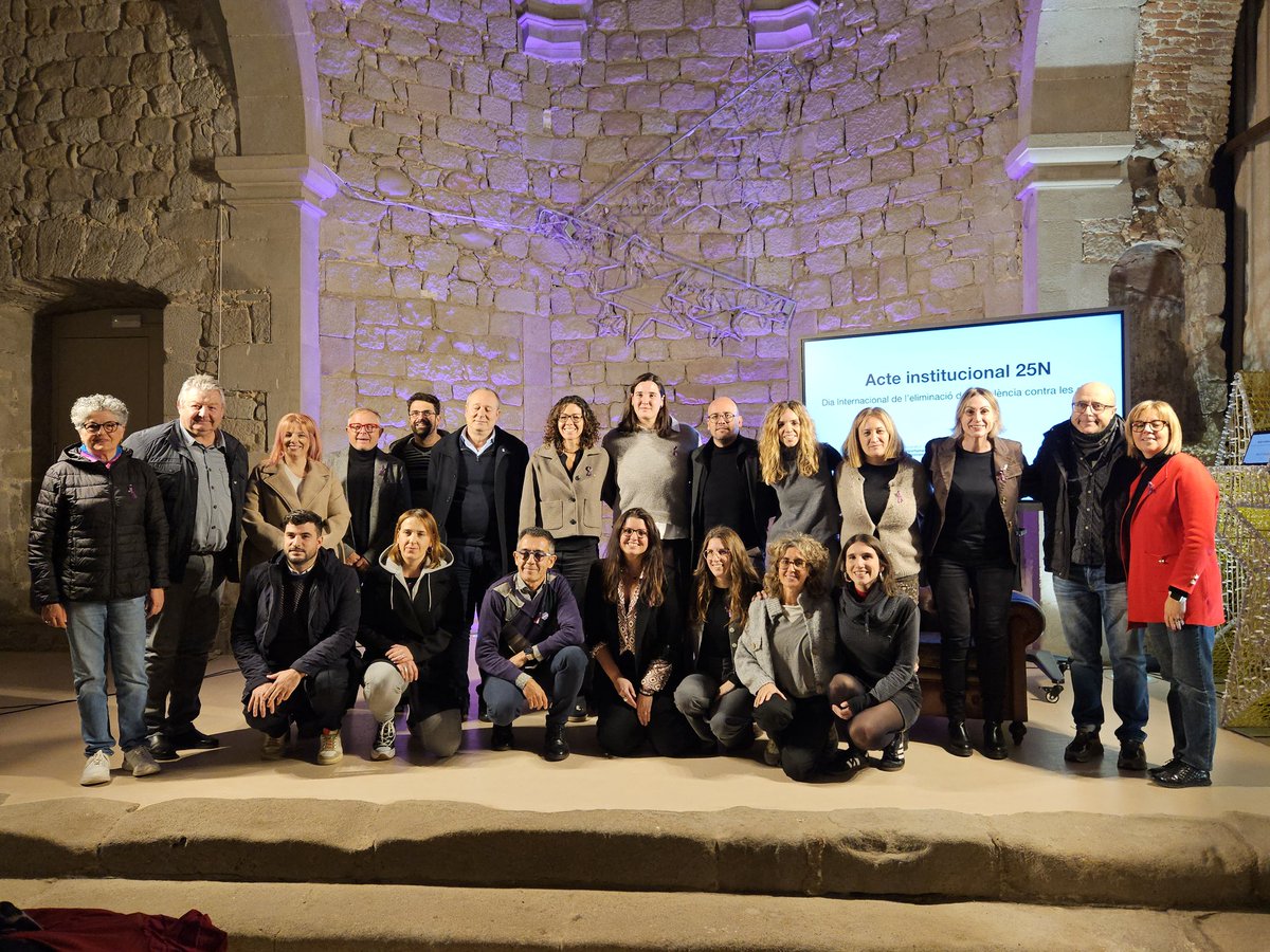 🟣 El <a href="/govern/">Govern de Catalunya</a> i l'<a href="/AjGironella/">Ajuntament Gironella</a> han commemorat el #25N des de la #CatalunyaCentral.
S'hi ha presentat el llibre "XXL: Del oro olímpico a la lucha contra la gordofobia", de la waterpolista Paula Leitón, i hi han intervingut l'alcalde <a href="/david_font/">David Font i Simon</a> i la #delegada <a href="/EliaTortolero/">Elia Tortolero Orejuela</a>.