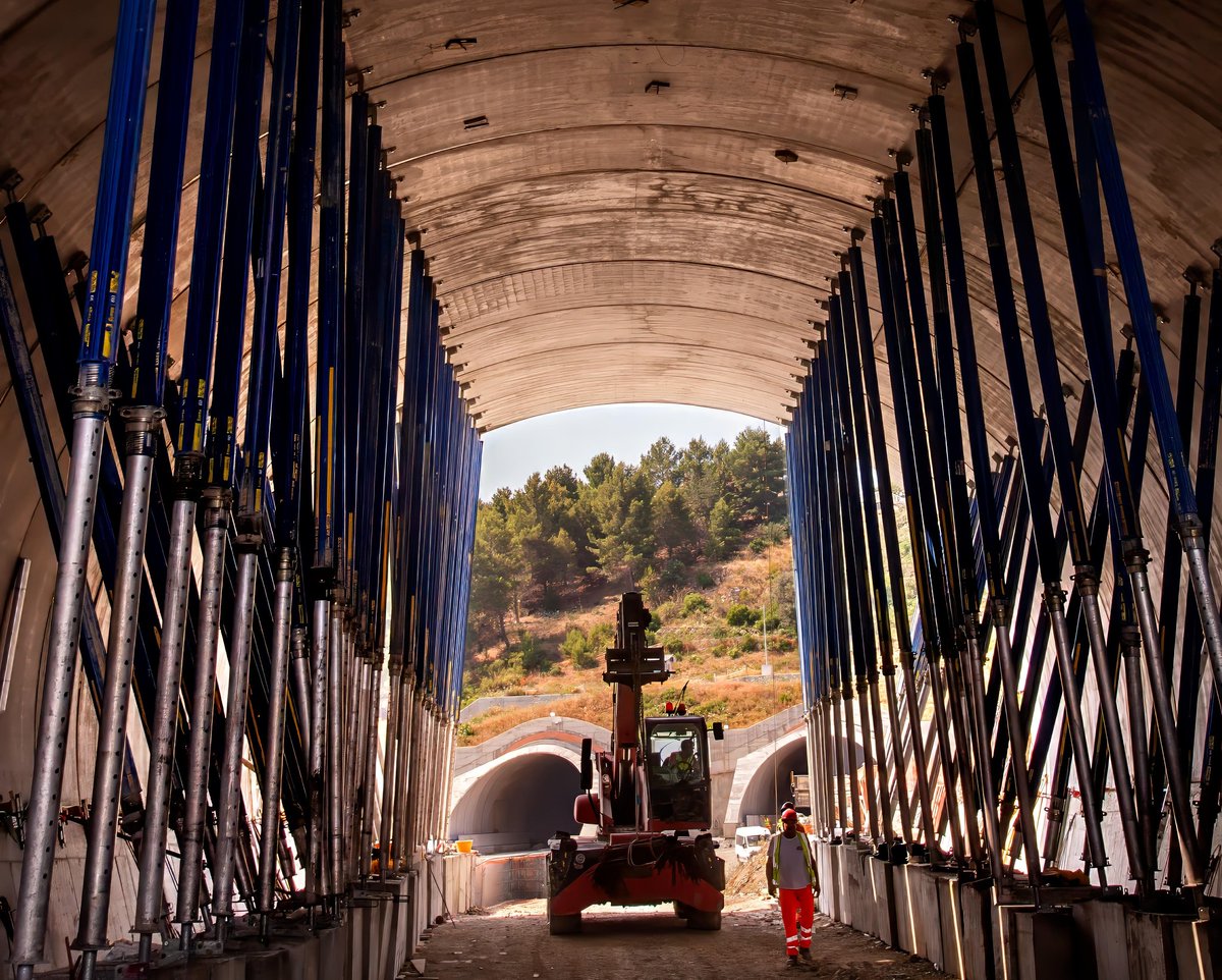 Webuild_Group's tweet image. 🇮🇹 #webuild per il #SudItalia: parte la terza edizione di #BuildUp, il programma che avvicina gli studenti degli Istituti Tecnici al mondo delle grandi opere e che punta a costruire competenze per il futuro del settore delle #infrastrutture. Oltre 2.300 giovani già formati nelle…