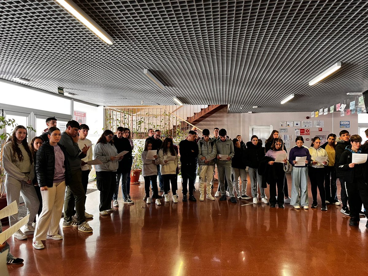 "Tengo una mano en el cuello que con sutileza me impide cantar..." 🎶
​Con la fuerza de la música de Rozalén de fondo y la memoria de las víctimas presente, reafirmamos nuestro compromiso:
​Ni golpes que duelan, ni palabras que hieran. 🛑💜
​#ElBancoRojo #LaPuertaVioleta