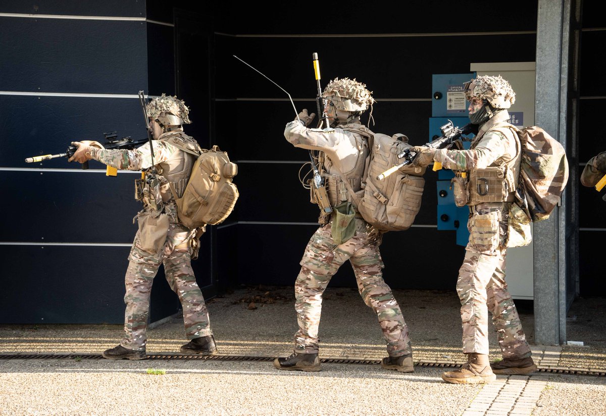 Exercice Barr Avel 💨📸

Retour en images sur 3 jours d'exercice amphibie où les marsouins ont pu s'entraîner à manœuvrer et à employer des moyens inédits comme l'utilisation de drones depuis des embarcations ou l'appui des hélicoptères de combat. 🌊🚁🛥