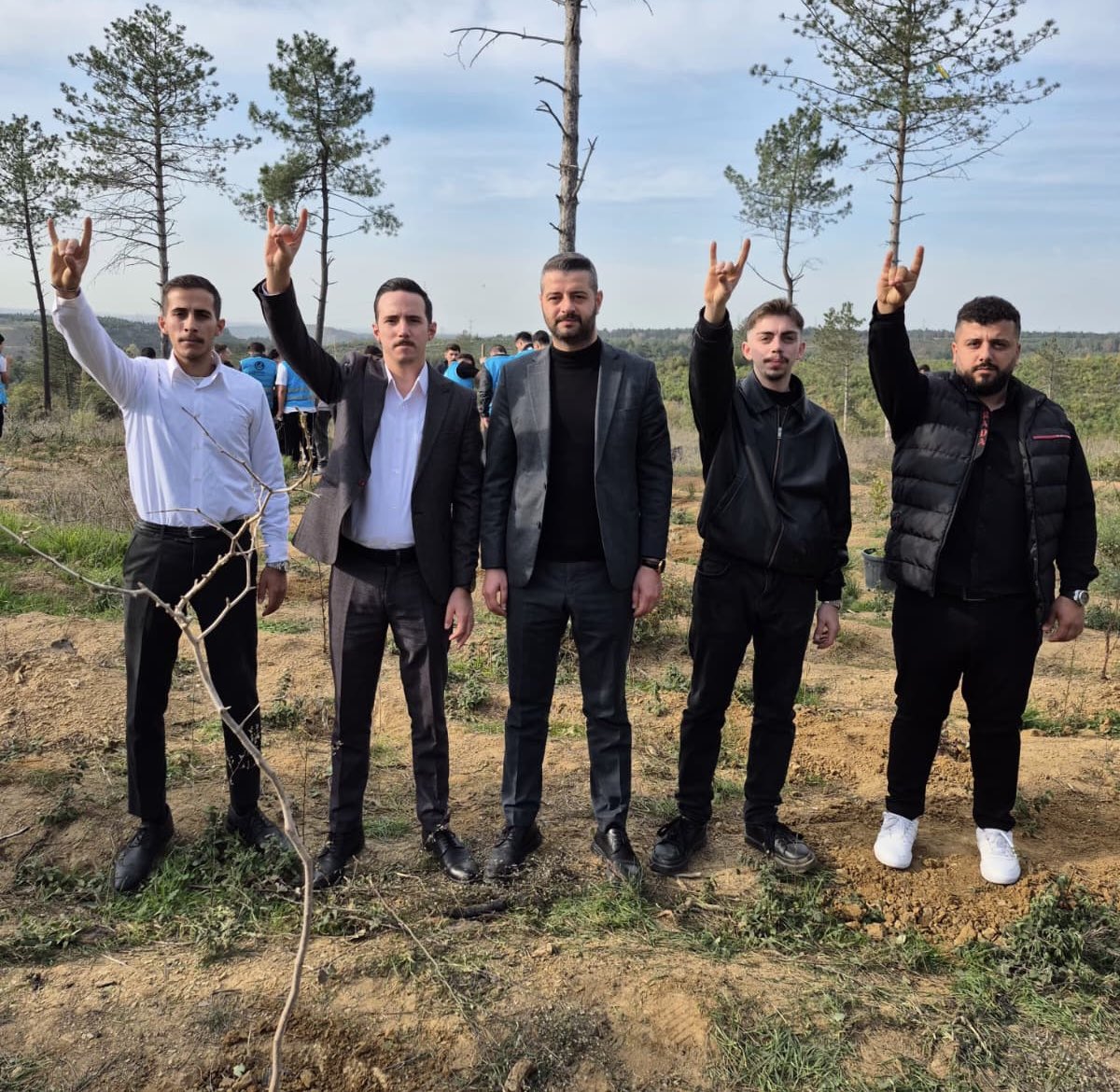 SametKaragl25's tweet photo. İstanbul Ülkü Ocakları 3. Bölge Başkanlığı olarak, Başbuğumuz Alparslan Türkeş’in 108. doğum yıl dönümü vesilesiyle 108 fidanı toprakla buluşturduk. Türk milletine bıraktığı kutlu mirası ve şanlı mücadelesiyle gönüllerimizde taht kuran Başbuğumuzu rahmetle, yâd ediyoruz.🌱🇹🇷 https://t.co/FQ34RrOScp
