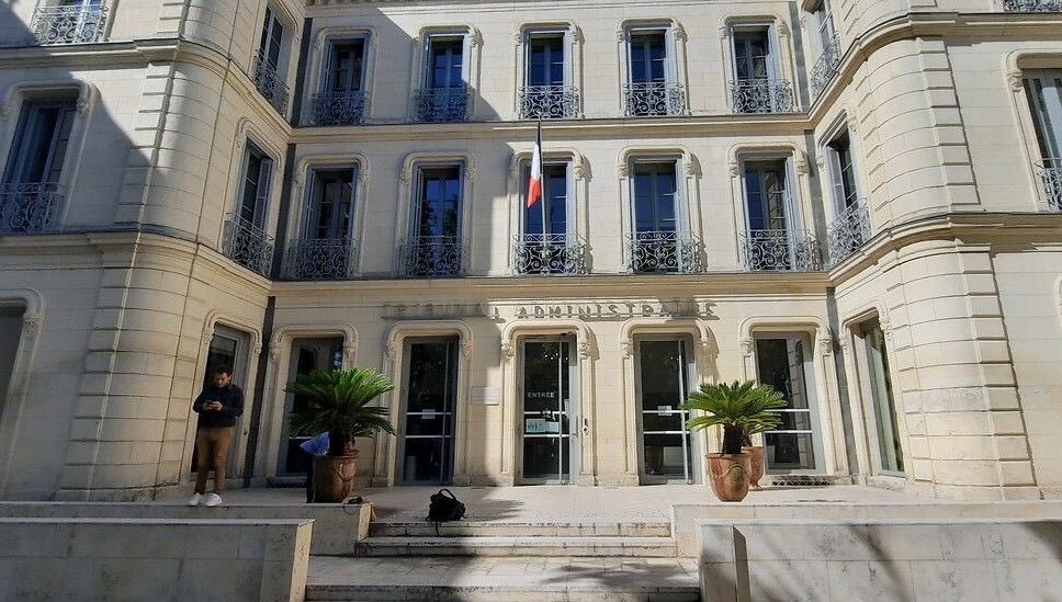 BastionMediaFR's tweet image. 🔴🇫🇷 𝗔𝗟𝗘𝗥𝗧𝗘 𝗜𝗡𝗙𝗢 — Un Algérien sous OQTF a obtenu un TITRE DE SÉJOUR grâce à une spécificité de l’accord franco-algérien.

À Nîmes, cet Algérien de 34 ans avait été notifié d’une OQTF, placé en retenue administrative et sommé par le préfet de rejoindre son pays…