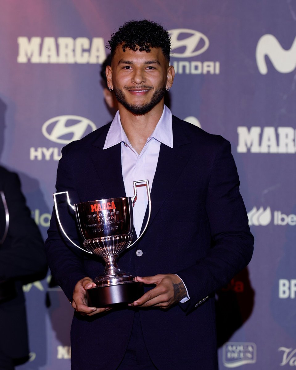 🏆 Luis Suárez recibió de las manos de <a href="/marca/">MARCA</a> el galardón como 𝐏𝐢𝐜𝐡𝐢𝐜𝐡𝐢 de la temporada 2024/2025 en <a href="/LaLiga2/">LALIGA HYPERMOTION</a> tras su gran temporada defendiendo nuestro escudo 🔝

¡Enhorabuena, Luis! ❤️🤍