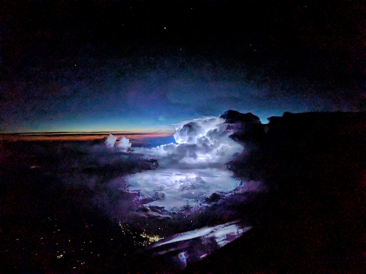 AirCanadaPilots's tweet image. A thunderstorm east of Winnipeg, MB. Picture courtesy of Captain Tanguy R.

Orage à l’est de Winnipeg (Manitoba). Photo gracieuseté du commandant Tanguy R.