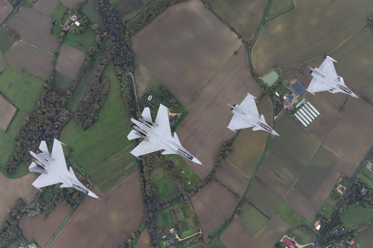 Armee_de_lair's tweet image. Entre géométrie agricole et symétrie aérienne, un tableau signé par les forces françaises et indiennes. 🎨 🖼️ 

Il n’y a pas qu’au @MuseeLouvre qu’on peut admirer de belles toiles 🧑‍🎨

#avgeek #Garuda25