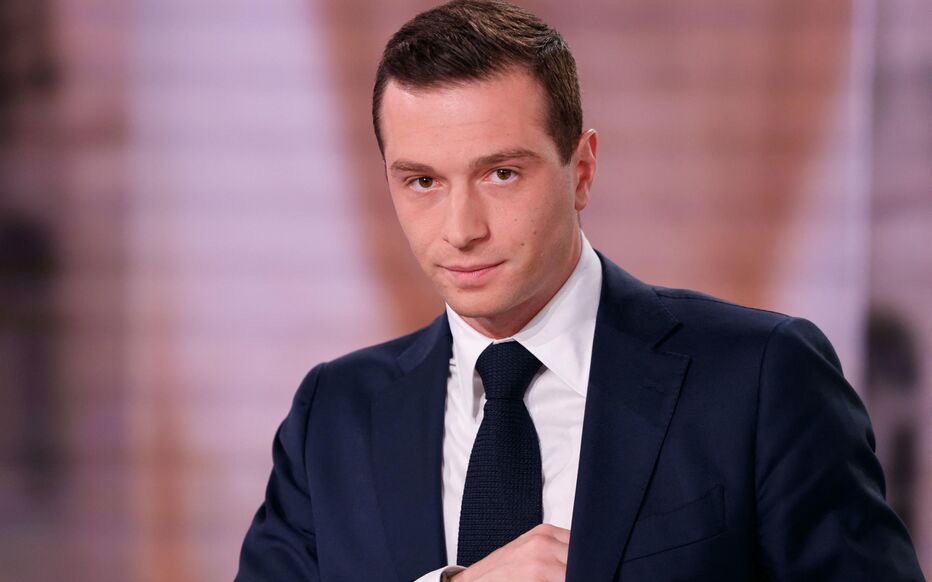 CerfiaFR's tweet image. 🚨🇫🇷 ALERTE INFO | Jordan Bardella a été ENFARINÉ à la foire de Vesoul. Un jeune de 17 ans a été placé en garde à vue.