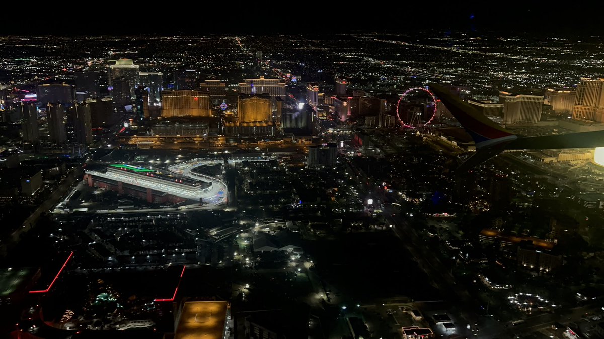 離陸中に撮れたF1コースと夜景
月曜なのにまだ点灯してたのは運が良かった