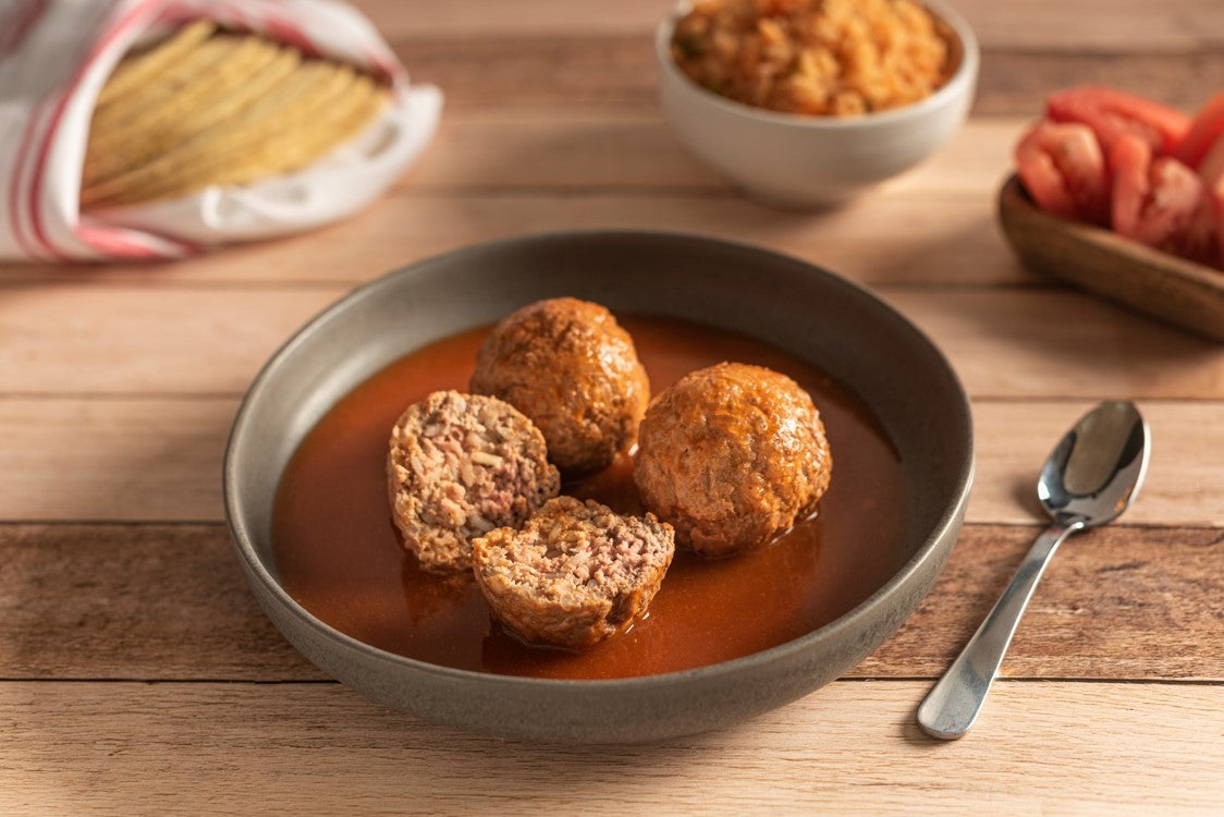EL ORIGEN DE LAS ALBÓNDIGAS EN MÉXICO
Las albóndigas en México tienen un origen árabe, que llegó a través de España. Los españoles trajeron la receta y los ingredientes básicos, pero en México, las cocineras indígenas y conventuales transformaron el plato al sustituir las