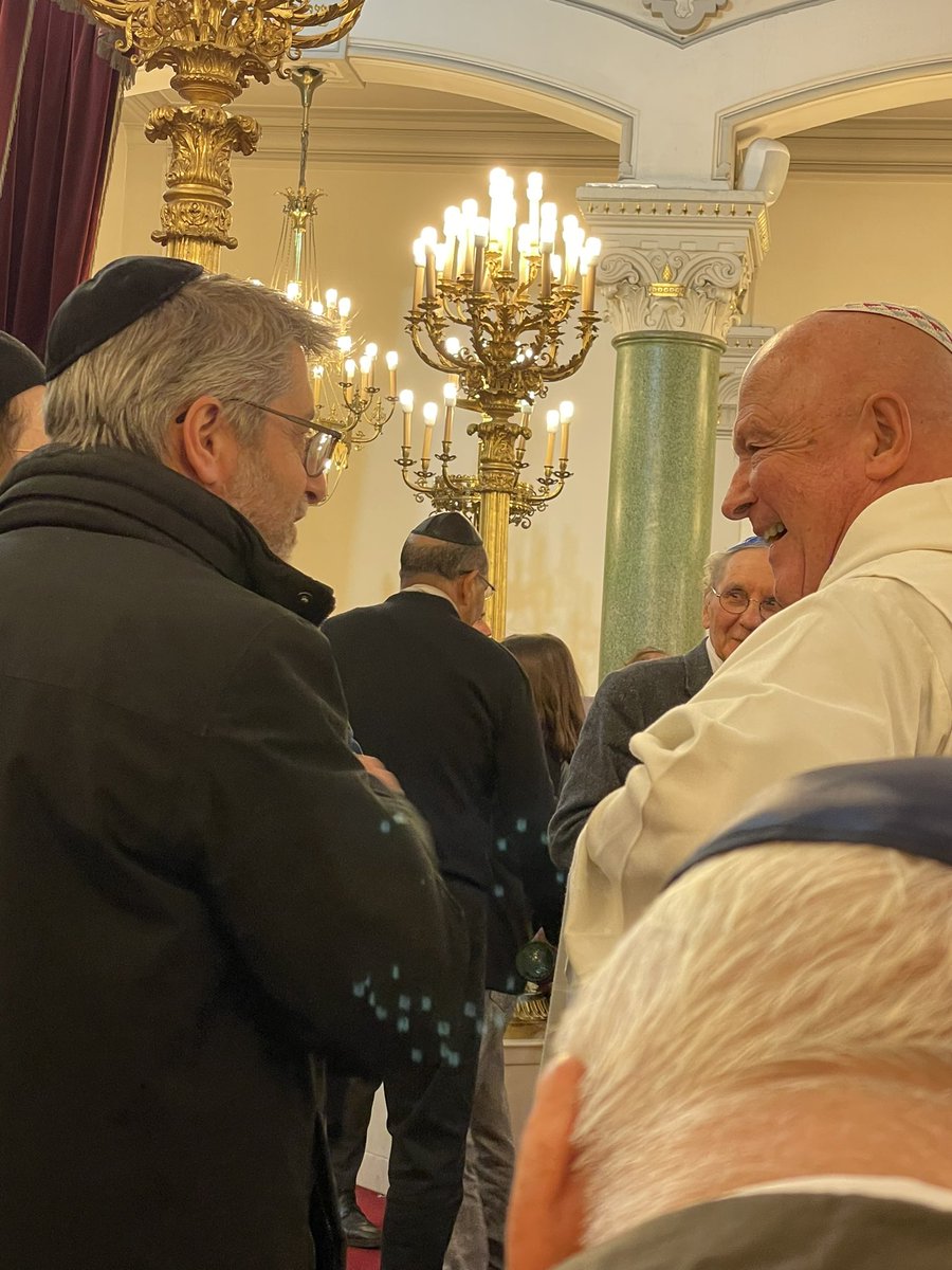 Prix AJCJ-Hubert Heilbronn 2025 au frère Louis-Marie Coudray.
Dans le cadre majestueux de la synagogue Buffault, en présence du Grand Rabbin de France Haim Korsia et de nombreuses personnalités religieuses, intellectuelles et politiques amies du lauréat,