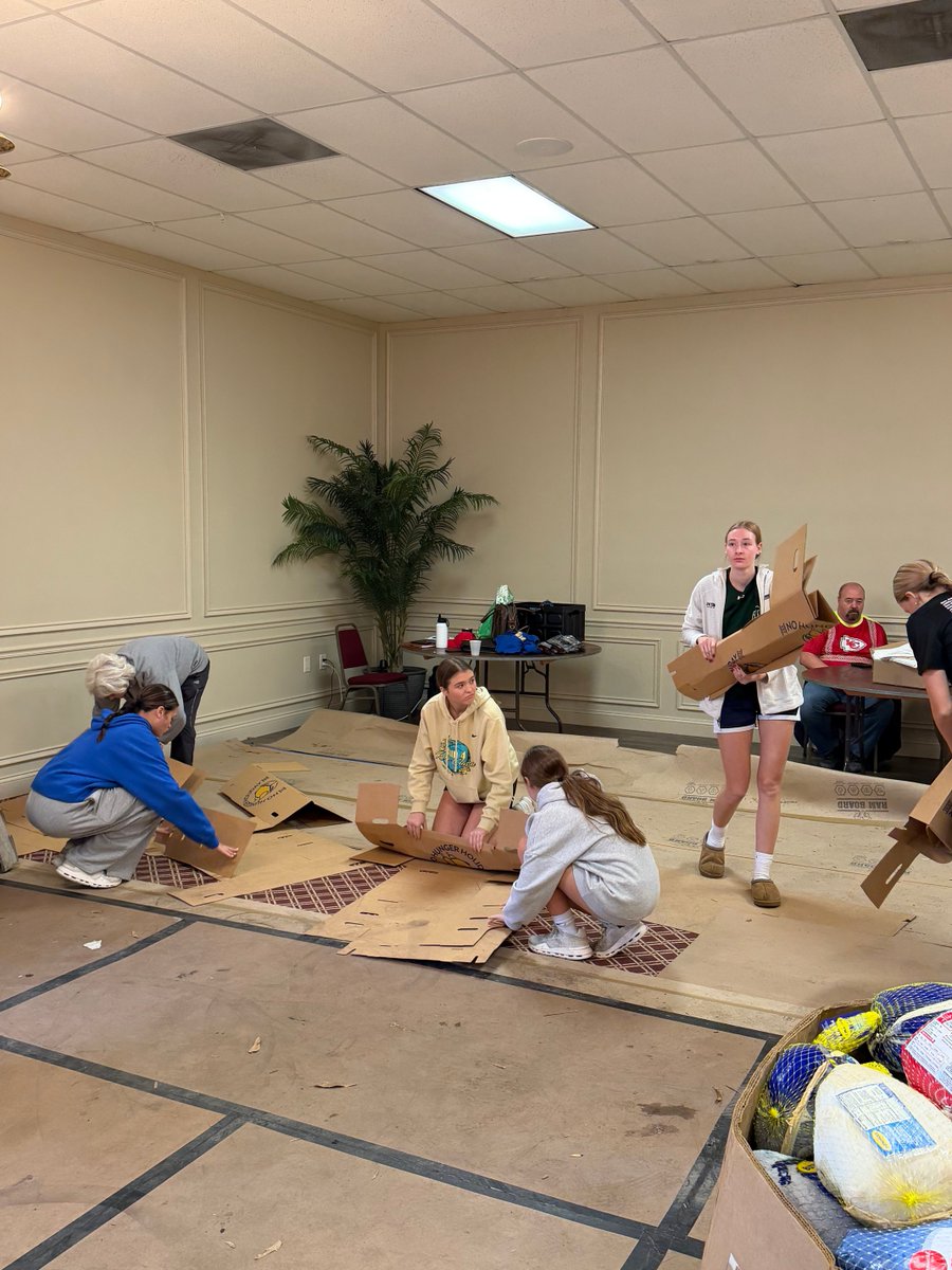 Athletics_DHS's tweet photo. Early morning ๐ practice followed by working to fill Thanksgiving Boxes for No Hunger Holiday.
Great Work Pioneers!
#makeadifferrence https://t.co/BTwZXfL72Z