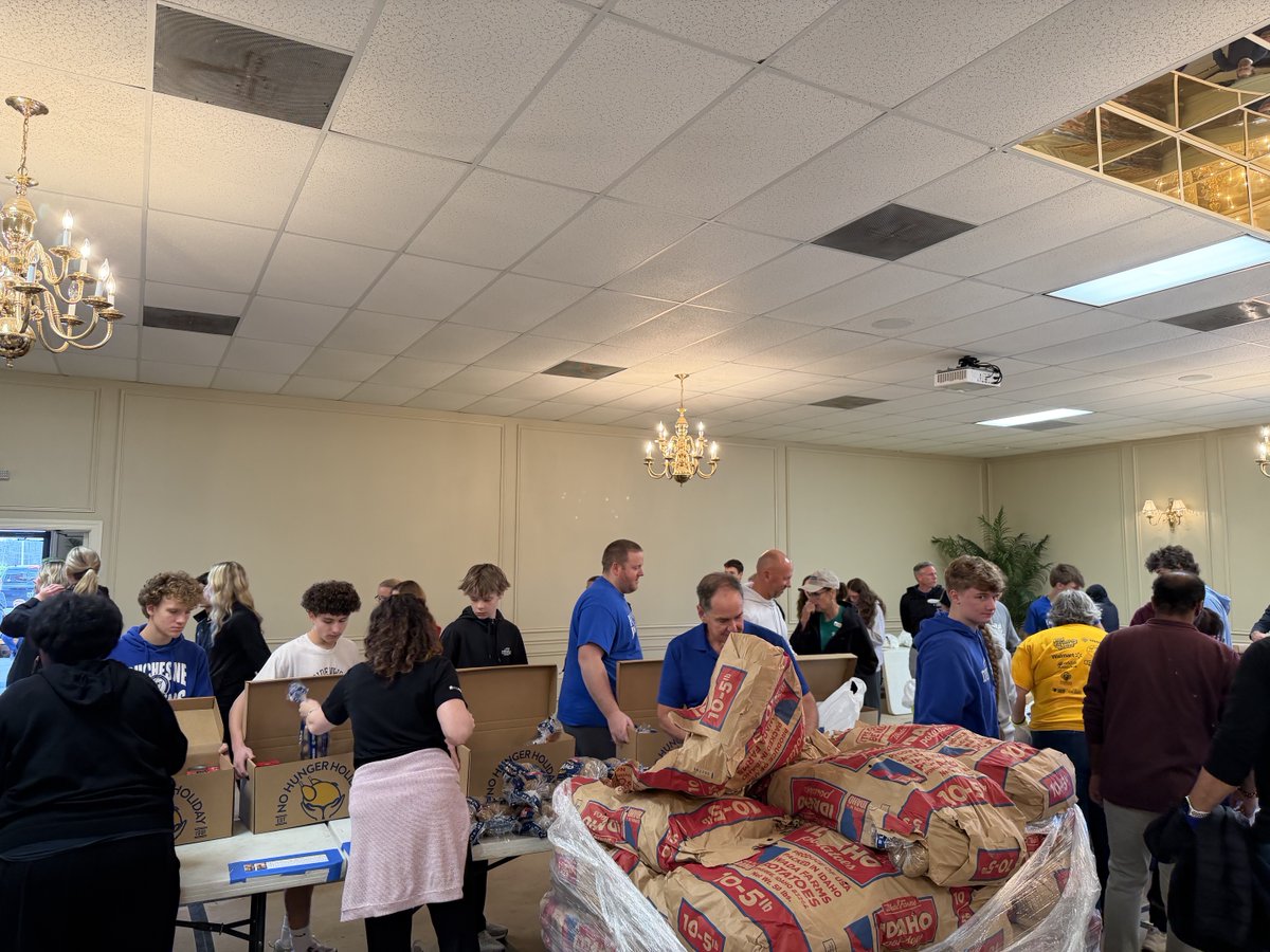 Athletics_DHS's tweet photo. Early morning ๐ practice followed by working to fill Thanksgiving Boxes for No Hunger Holiday.
Great Work Pioneers!
#makeadifferrence https://t.co/BTwZXfL72Z