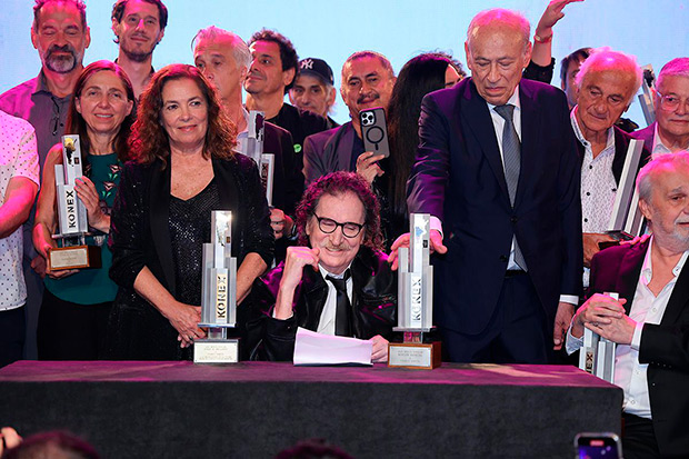 cancioneros's tweet image. Charly García recibe el Konex de Brillante en una ceremonia que reunió a figuras centrales de la música popular argentina
tinyurl.com/29wo8ask
  #AbelPintos #CharlyGarcia #SoledadPastorutti #FitoPaez #LeoSujatovich #DavidLebon #JavierMartinez #LitoVitale #MarianoMor...