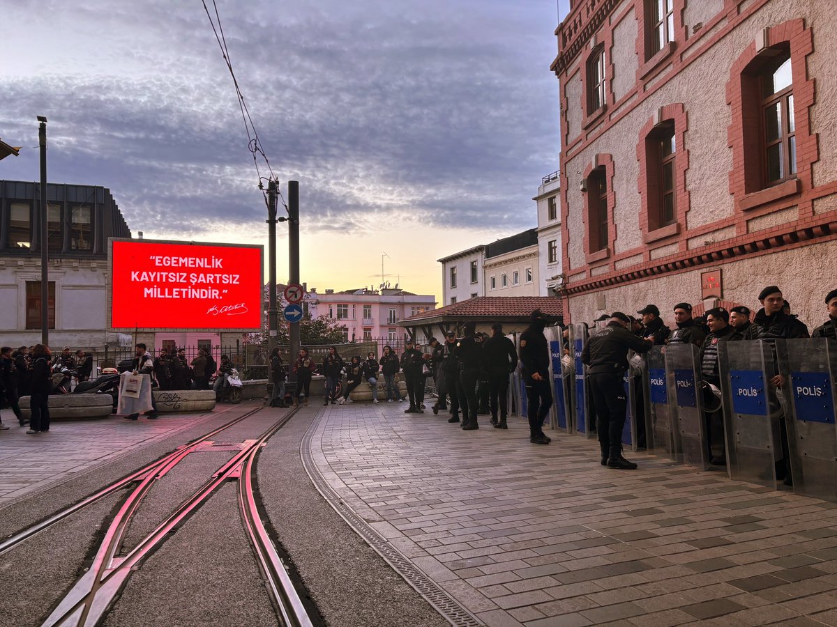 "Çok faşist bir yağmur yağıyor 
Sanırım bir kocaman şemsiyenin altında toplanmanın zamanı"
Ferhan Şensoy
