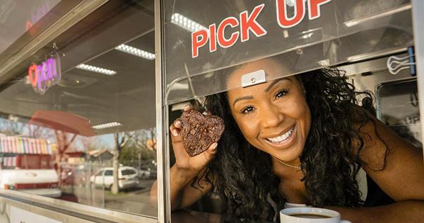 TheBOSSNetwork's tweet image. Owner of Black-Owned Dessert Food Truck Launches 2026 Scholarship Program @BlackNews
blacknews.com/news/andrea-la… #BOSSBusiness