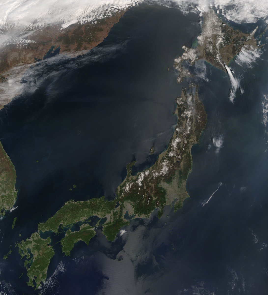 TimeDecoded's tweet image. The island nation of Japan contains more than 6,800 islands stretched between the North Pacific Ocean and the Sea of Japan. 
The volcanic origins of this archipelago give rise to the steep, rugged terrain common to most of the islands. While most of the volcanoes are considered…