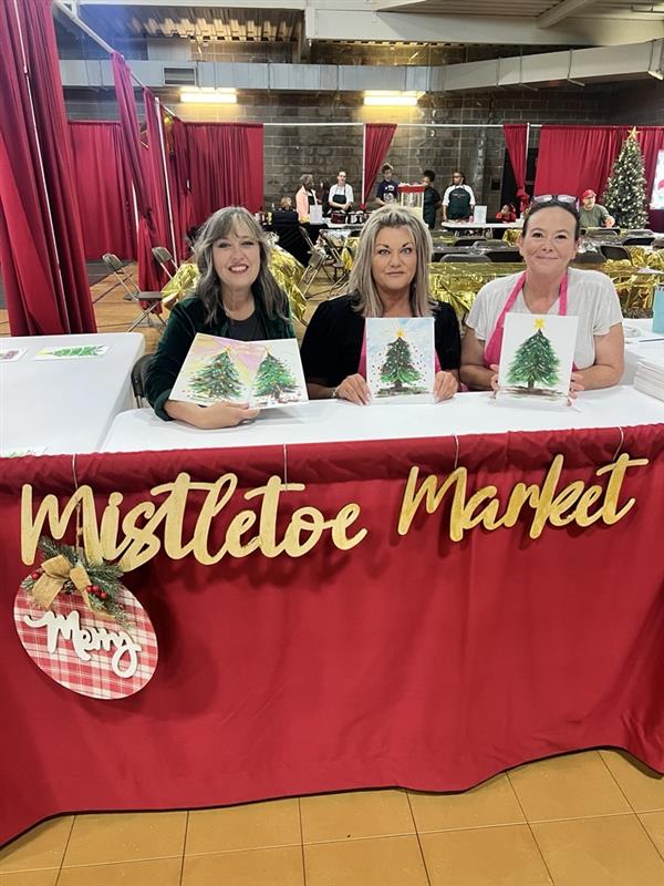 FirstServiceBnk's tweet image. Our Maumelle team had a blast kicking off the Christmas season at the Maumelle Mistletoe Market! 🎄✨

 We love being part of the Maumelle community and meeting so many wonderful people!

#FSBMaumelle #FirstServiceStrong
