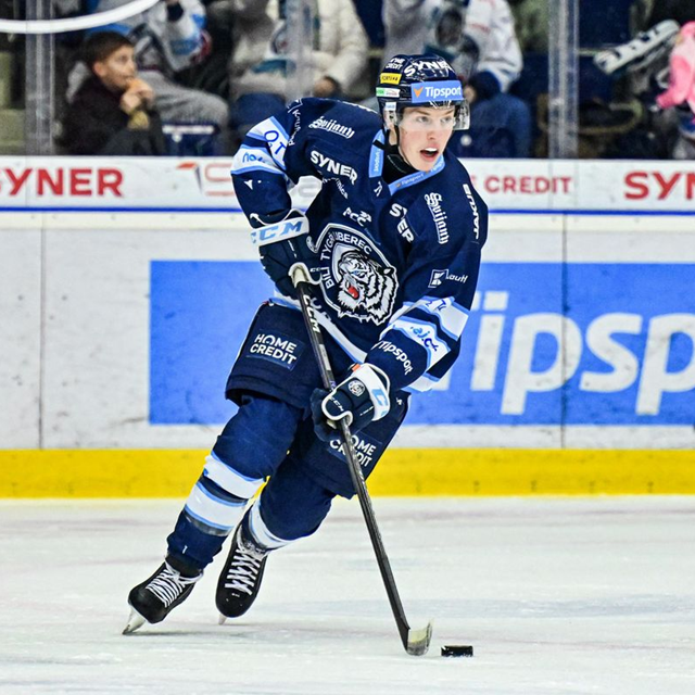 Seznam obránců, kteří v samostatné české extralize zvládli jako junioři dvě sezony s alespoň 10 body v základní části 👇

Jakub Galvas
Tomáš Galvas

Konec seznamu.