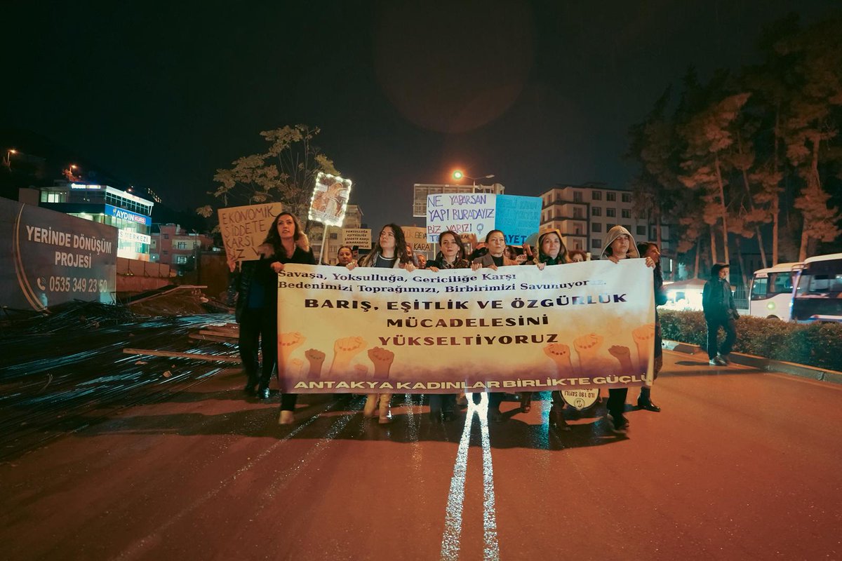 Erkek devlet şiddetine karşı umudumuzla, isyanımızla, dayanışmamızla sokaktayız.
#25Kasım