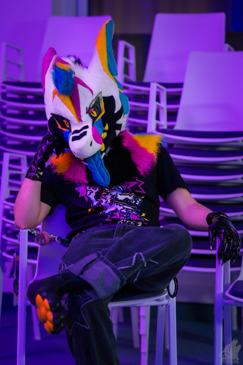 I was waiting for you, little servant. Now make yourself usefull. 🖤
📸 : @/ad.argowo.dog (Bsky)
🐾 <a href="/furrjoi01/">FURRJOI</a>

#LatexFur #rubberfur