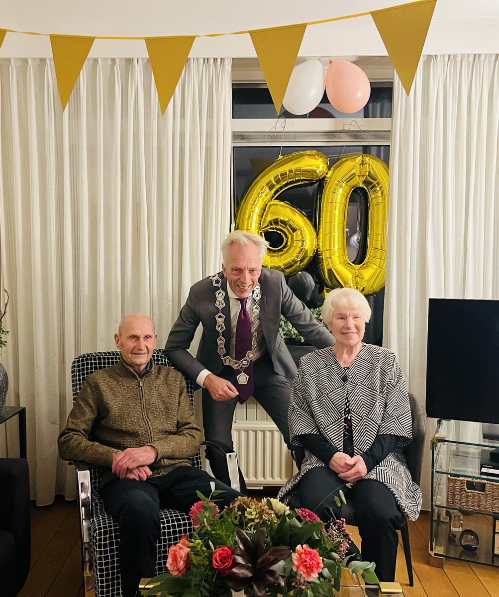 Feest bij de familie Klijn in mijn eigen Schoonrewoerd. 
Niet alleen 60 jaar getrouwd, maar ook 60 jaar in het destijds nieuw gebouwde huis. En ze willen er nooit meer weg. 
Ik begrijp dat. 

Van harte gefeliciteerd!