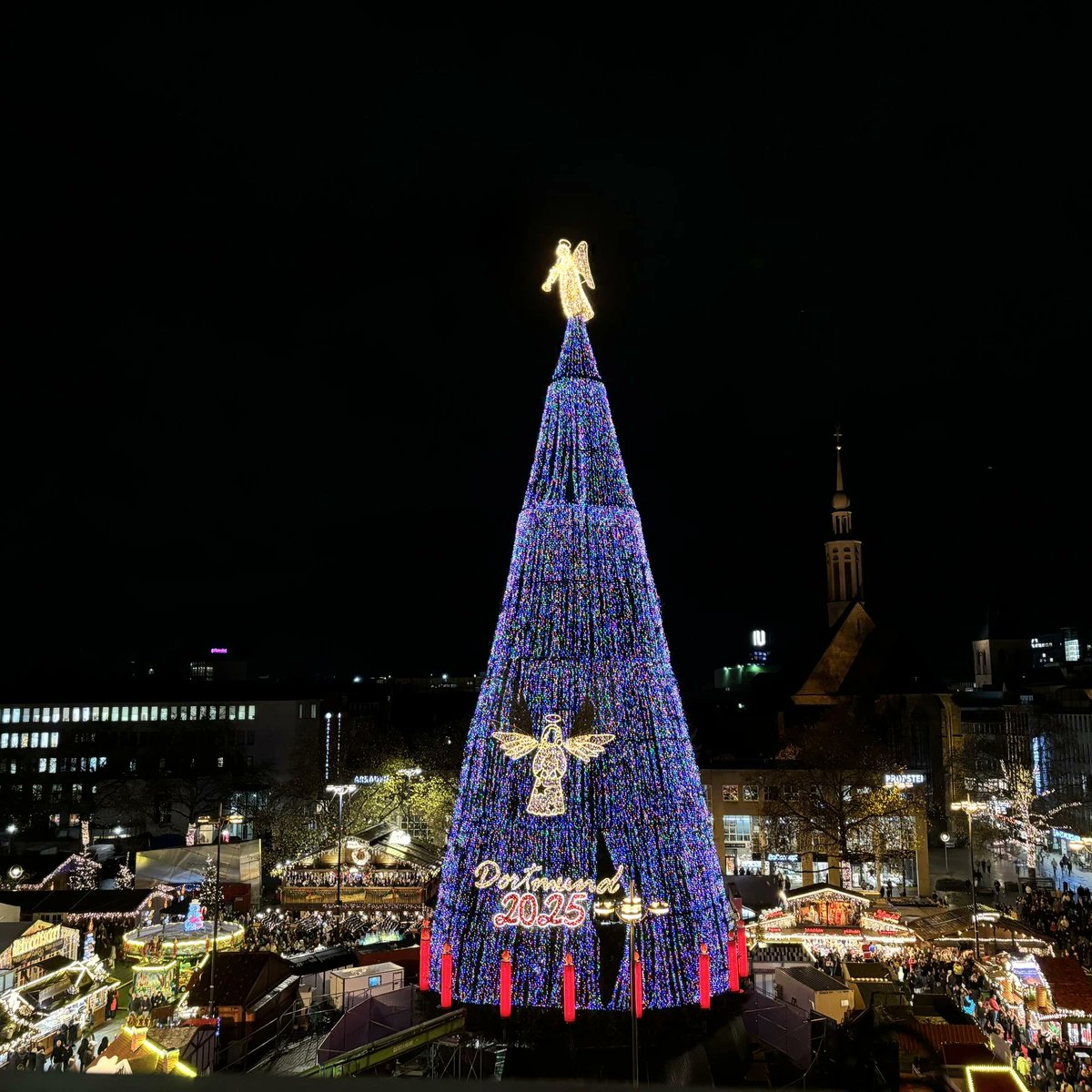 LonelyAppleTree's tweet image. World biggest Christmas tree 🎄 at the Dortmund Christmas Market in Germany. 
It stands more than 45 meters (147.64 ft.) tall. 😲