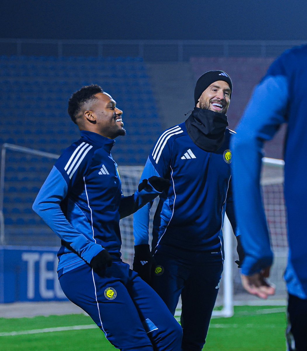 الجهة اليسرى الدفاعية بأمان بوجودهم 💛