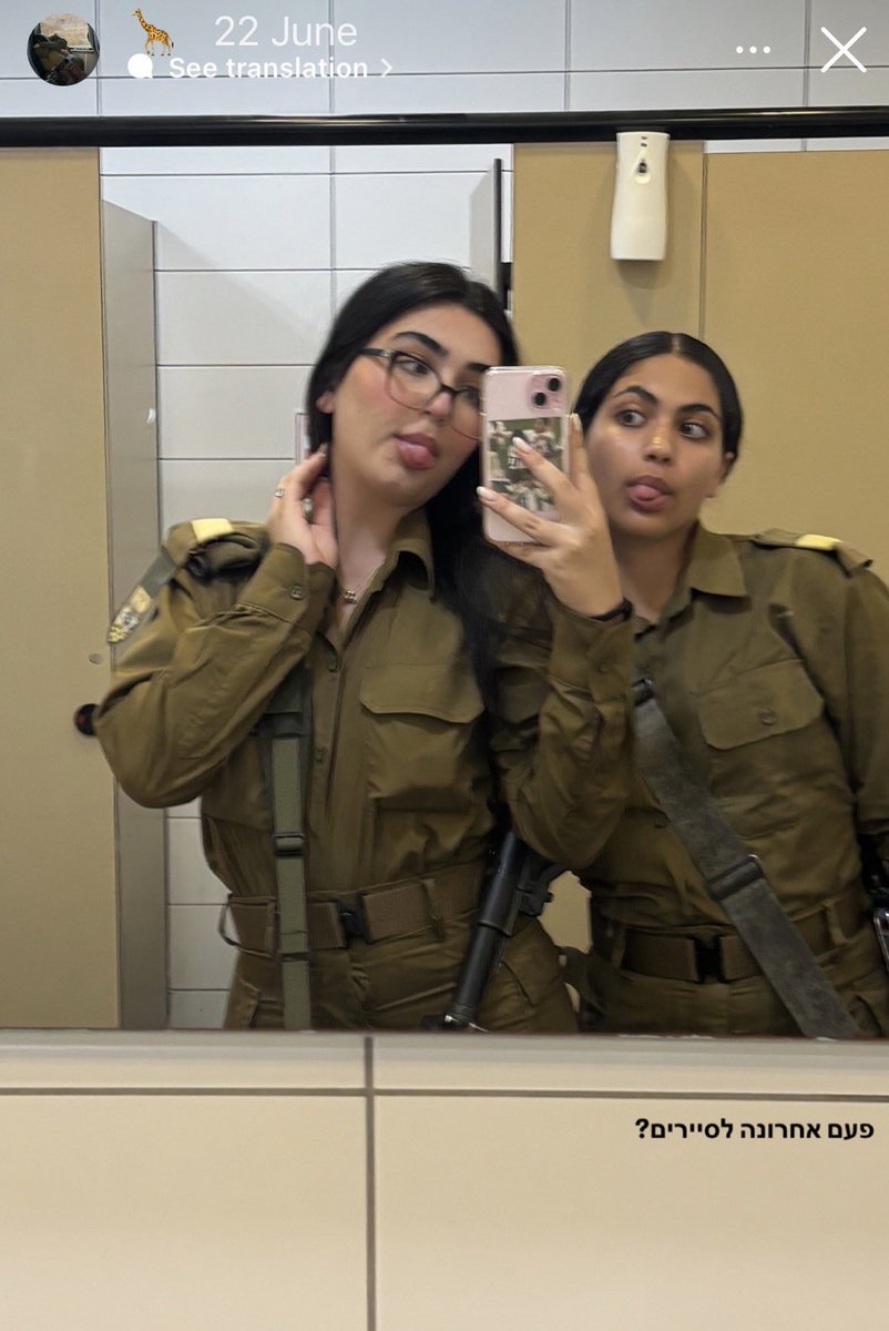 Asensii20's tweet image. I’m crying “@julialovesvini” is in the IDF 😭😭 same phone case as well 😭😭😭😭