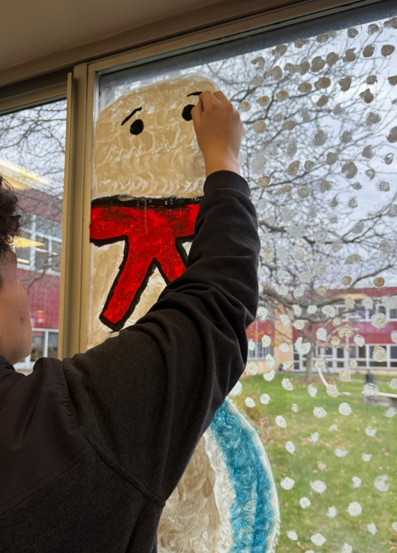 Holiday spirit is in full swing! Mrs. Forte’s HS Art students are busy creating public art to brighten our community.