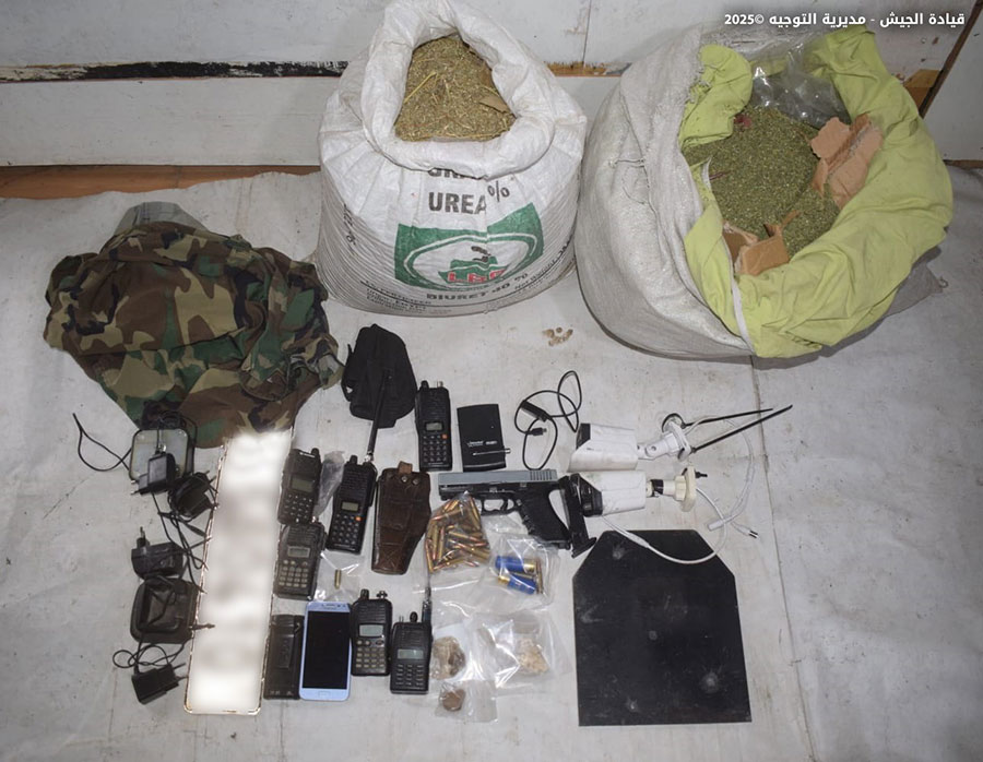 LebarmyOfficial's tweet image. يُواصل الجيش ملاحقة مطلقي النار ومروجي المخدرات والمخلين بالأمن، وفي هذا السياق أوقفت وحدة من الجيش في منطقة الشراونة – بعلبك المواطن (ع.ج.) المطلوب لإطلاقه النار واتجاره بالمخدرات، وضبطت في حوزته كمية كبيرة منها بالإضافة إلى ذخائر حربية.
كما أوقفت وحدة من الجيش تؤازرها دورية من…