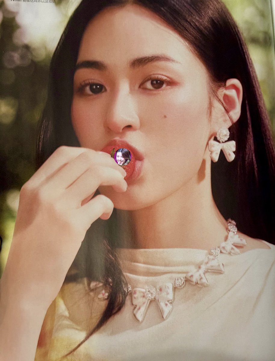 JulsQuin's tweet photo. Ling just enjoying her strawberry morakot 😎
#Linglingkwong #Lingorm
#OkMagazine https://t.co/STBrA7OQhM