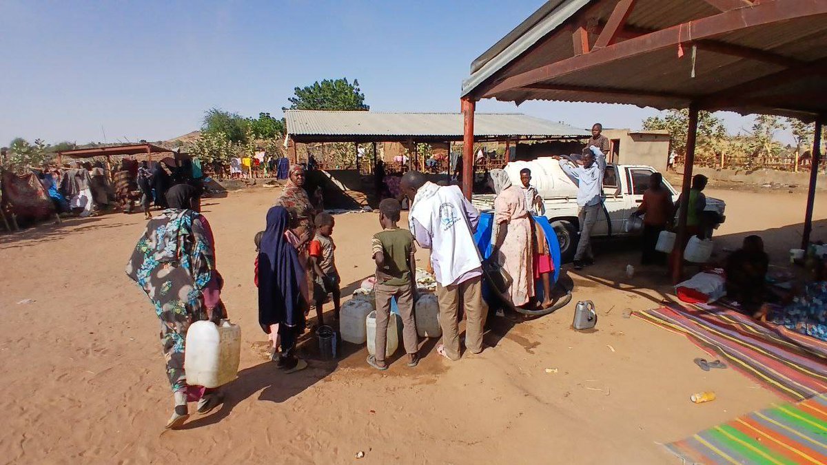 غرفة طوارئ معسكر سلك كورما:
اليوم تم تدشين مشروع السقيا "المياه النظيفه" بدعم من LCC-ND  و توفيرها للأسر ب مراكز تجمع الفارين مؤخرا من الفاشر والذي يعتبر من التدخلات الانسانية الطارئه حيث يصعب علي القادمين مؤخرا الحصول علي المياه نسبه ل عدم وجود جركانات مياه ل اغلب الاسر اضافه ل