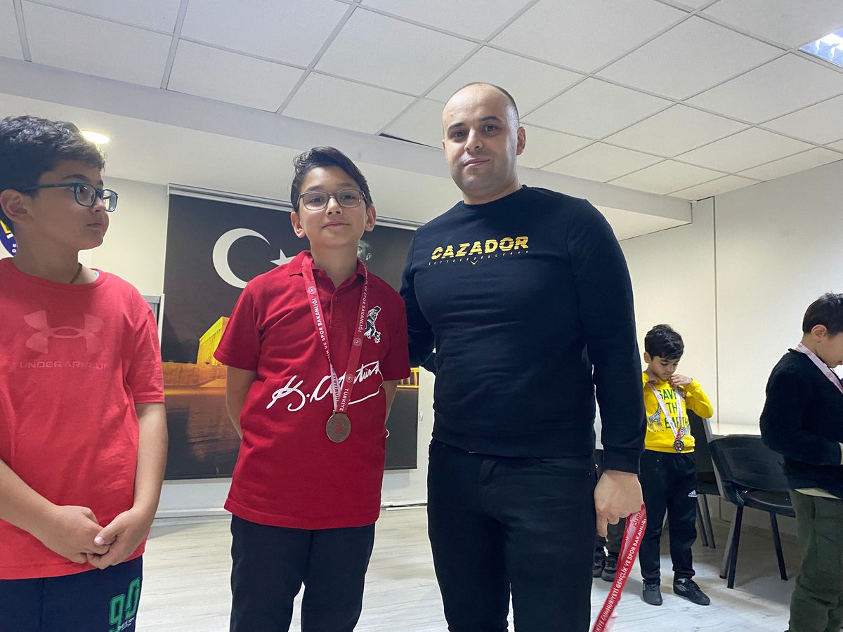 Öğretmenler Günü kapsamında düzenlenen Satranç Turnuvamız büyük bir heyecan ve dostluk atmosferi içinde gerçekleşti.
Emeği geçen tüm öğretmenlerimize, hakemlerimize ve turnuvaya katılan sporcularımıza teşekkür ediyor; dereceye giren sporcularımızı tebrik ediyoruz. 👏