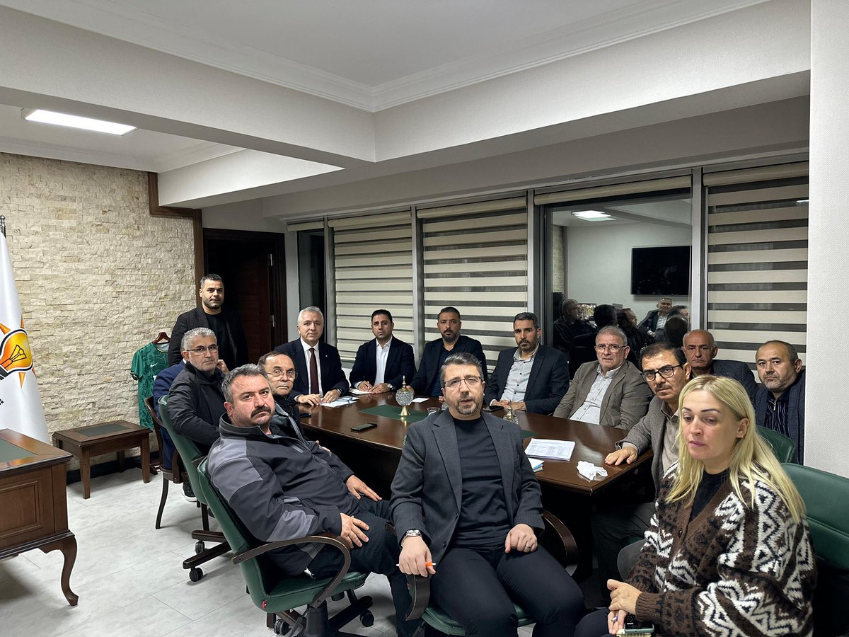 AK Parti Esenler İlçe Başkanlığı olarak, İlçe Başkanımız Emrullah Erkuş’un başkanlığında yürütme kurulu toplantımızı gerçekleştirdik.

<a href="/abdullahozdemir/">Abdullah Özdemir</a> 
<a href="/akpartiistanbul/">AK Parti İstanbul</a> 
<a href="/EmrullahErkus/">Emrullah ERKUŞ</a> 
<a href="/Dursun_TiRKi/">Dursun TİRKİ</a>