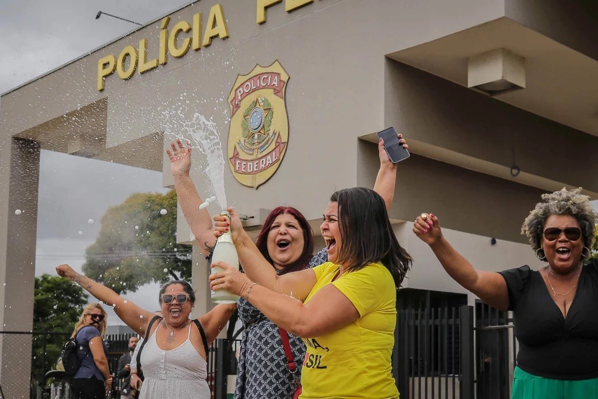 AmandaaPaschoal's tweet photo. ACABOU, BOLSONARO!

O genocida está definitivamente CONDENADO! 

Não há mais o que ele possa fazer dentro da esfera judicial. Todos os recursos foram esgotados e, finalmente, ele, que já está preso preventivamente por planejar uma fuga do Brasil, poderá iniciar o cumprimento da sua pena de 27 anos de prisão a qualquer momento.

Basta que Alexandre de Moraes dê a ordem!
