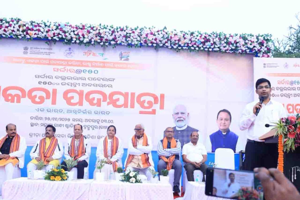 Ganjam_Admin's tweet image. ଲୌହ ମାନବ ସର୍ଦ୍ଦାର ବଲ୍ଲଭ ଭାଇ ପଟେଲଙ୍କ ୧୫୦ ତମ ଜୟନ୍ତୀ ଅବସରରେ ‘ସର୍ଦ୍ଦାର @୧୫୦&apos; ଏକତା ପଦଯାତ୍ରା ଆଜି ବ୍ରହ୍ମପୁର ସ୍ଥିତ ମହାତ୍ମା ଗାନ୍ଧୀ ଷ୍ଟାଡିୟମ ଠାରେ ଆୟୋଜିତ ହୋଇଥିଲା। ଏହି କାର୍ଯ୍ୟକ୍ରମରେ ମାନ୍ୟବର ସାଂସଦ, ମାନ୍ୟବର ବିଧାୟକଗଣ, ଜିଲ୍ଲାପାଳଙ୍କ ସହିତ ଅନ୍ୟାନ୍ୟ ପ୍ରମୁଖ ବ୍ୟକ୍ତିବର୍ଗ ଉପସ୍ଥିତ ଥିଲେ।
@CMO_Odisha…