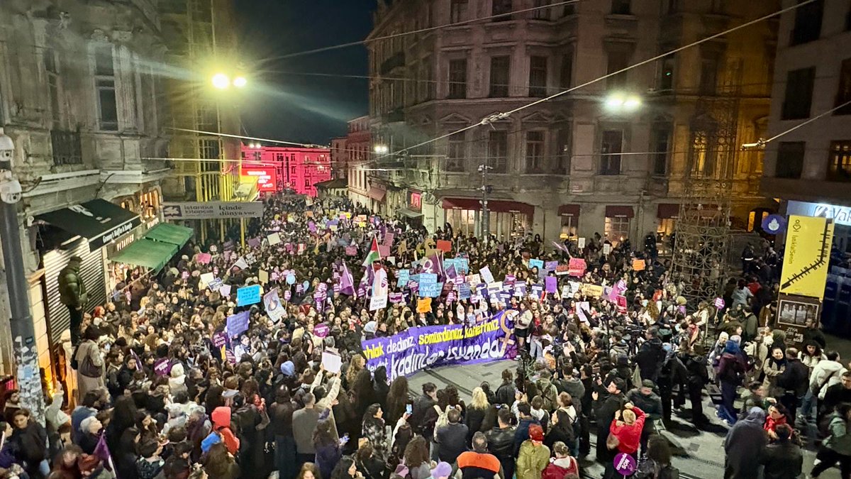 Eylemimizi sonlandırıyoruz. Sokakları, meydanları doldurduk. BİRBİRİMİZDEN ALDIĞIMIZ GÜÇLE MÜCADELEYE DEVAM EDECEĞİZ, YAŞASIN KADIN DAYANIŞMASI🔥💜