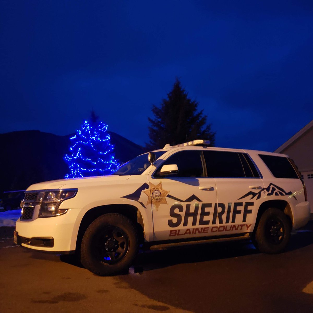 If hitting the road is part of your holiday plans, you may be thankful for a few of these BCSO travel tips! 
Before you head out the door:
Check your brakes, lights, wiper blades, fluids, and tires.
Make sure your spare tire is good to go. 
We recommend having emergency items on