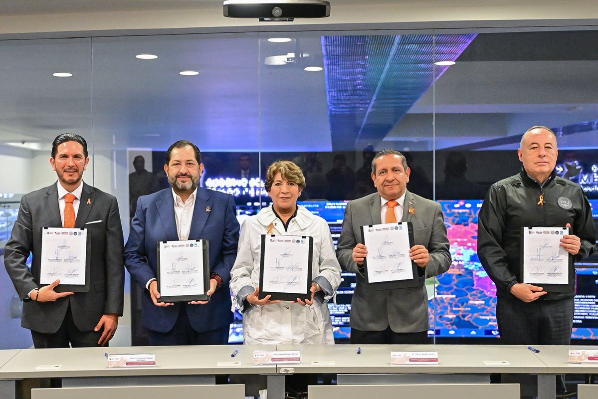 delfinagomeza's tweet image. Desde el #C5, hoy en la Mesa de Paz se informó que en el #EdoMéx contamos con una disminución del 13 % en delitos relacionados a violencia de género en lo que va de este año.
Al término de la reunión, firmamos una iniciativa de reforma a la Constitución Política del Estado Libre…