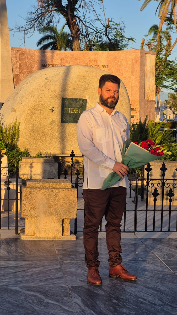 FACSmirnov's tweet image. Más poderosa que las fuerzas gravitatorias, electromagnéticas y nucleares, ha sido la fuerza del amor, amor a un padre, a sus ideas.

A miles de kilómetros, heroicas y constantes, más poderosas que las armas, están las ideas que movilizan nuestros corazones revolucionarios.