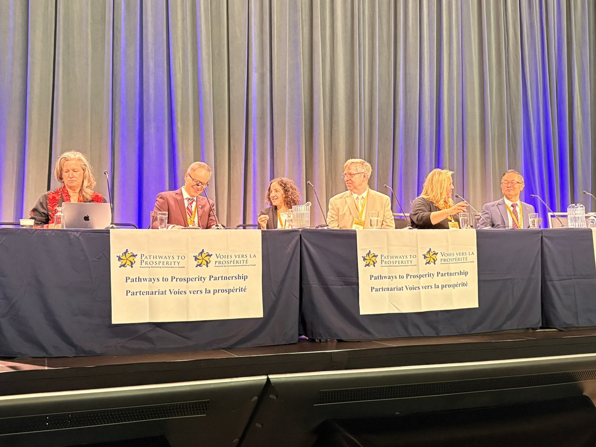 P2PConnects's tweet image. 🖥️ Today’s plenary looked at how AI is changing immigration—from faster digital processes to new challenges like misinformation and digital distrust. A reminder that tech helps, but human connection remains key.

#P2PConference #DigitalEra #Immigration #AI